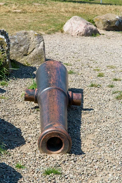 Крупный План Античной Пушки Земле — стоковое фото