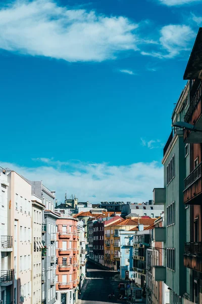 Plano Vertical Una Calle Llena Edificios Una Zona Urbana — Foto de Stock