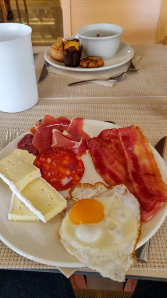 Vertikal Bild Välsmakande Lunch För Två Personer Suddig Bakgrund — Stockfoto