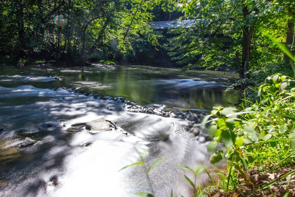 Schöne Aufnahme Eines Teiches Und Großer Steine Wald — Stockfoto