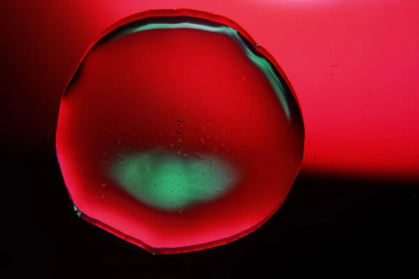 Una Macro Toma Una Burbuja Líquida Sobre Fondo Rojo Oscuro — Foto de Stock