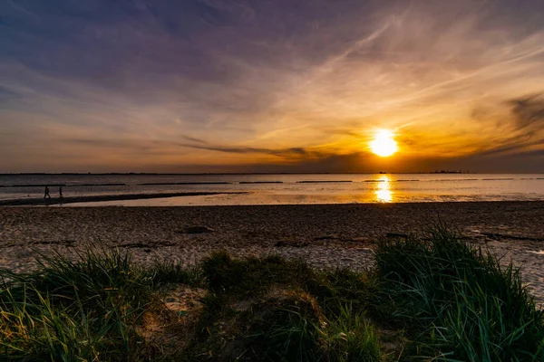 Eine Flache Aufnahme Von Einer Küste Und Einer Schönen Wolkenlandschaft — Stockfoto