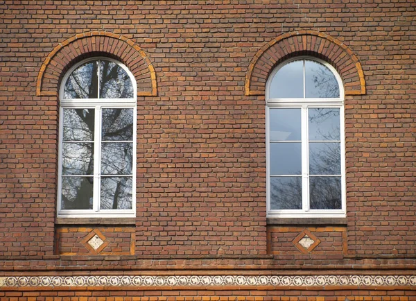 Gros Plan Deux Fenêtres Sur Beau Mur Briques — Photo