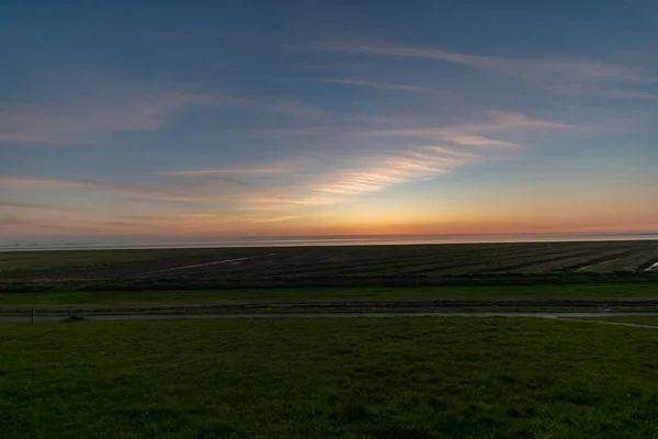 Uma Vista Paisagem Campo Verde Mar Durante Pôr Sol — Fotografia de Stock