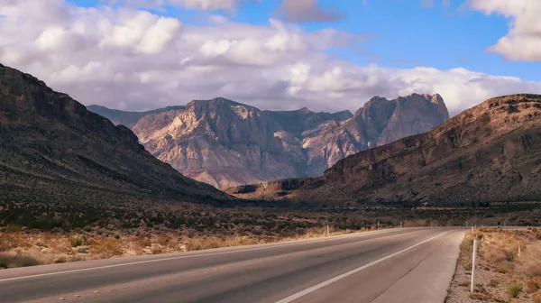 Plan Envoûtant Une Route Travers Les Hautes Montagnes Rocheuses — Photo