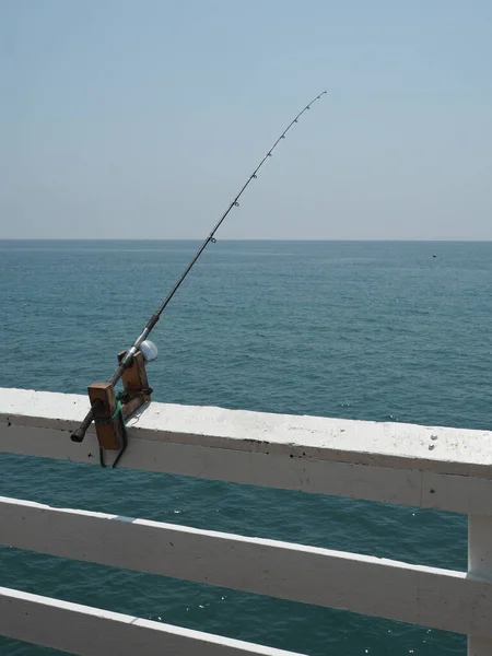 手前に釣竿がある美しい海景の魅惑的なショット — ストック写真
