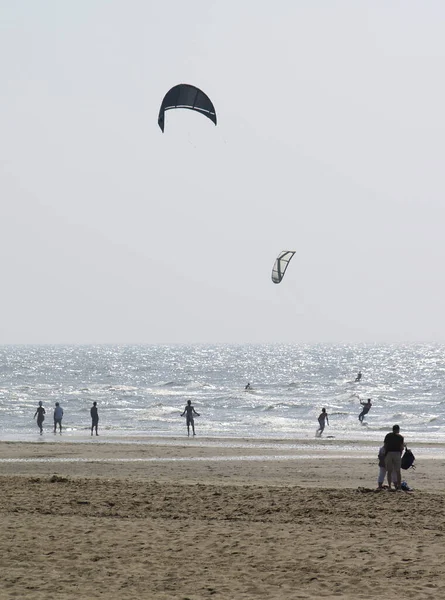 Eine Vertikale Aufnahme Von Kitesurfern Und Menschen Strand Von Katwijk — Stockfoto