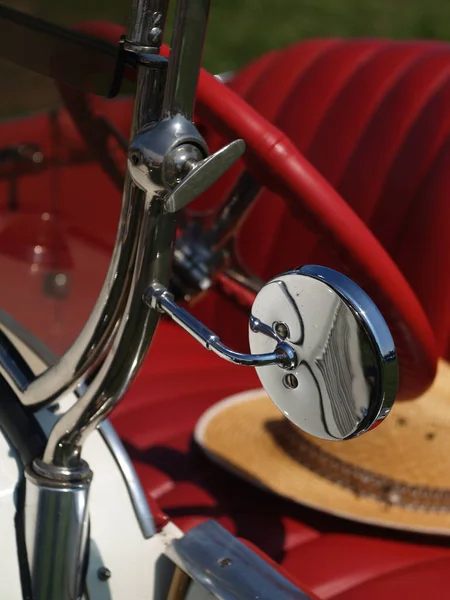 Een Achteruitkijkspiegel Een Vintage Auto Stuurwiel Leren Stoelen Met Een — Stockfoto