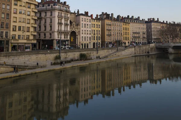 沿河的里昂城市宏伟的城市景观 水面上映衬着建筑的倒影 — 图库照片