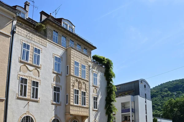 Närbild Vacker Stad Med Traditionell Arkitektur Och Klarblå Himmel — Stockfoto