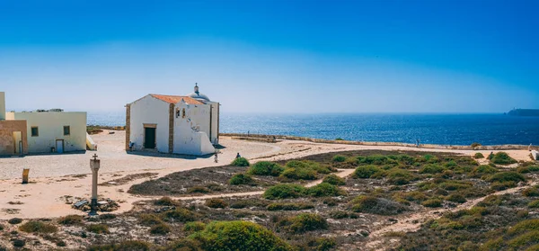 ポルトガルのサグレス 2020年8月2日 アルガルヴェのサグレス岬の背後にある海岸台地 灯台の砦の古代の礼拝堂 — ストック写真