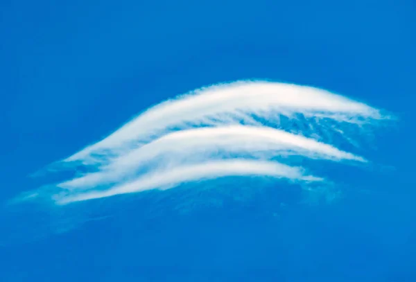 蓝色天空中的白云所产生的迷人的波纹 — 图库照片