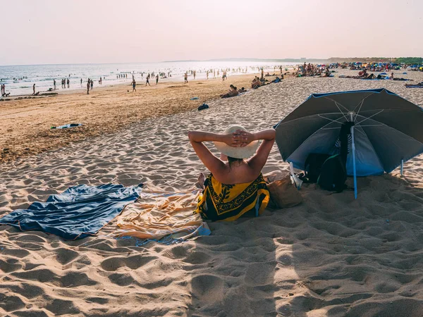 Vilamoura Portugal Ago 2020 Mulher Com Chapéu Relaxante Bela Praia — Fotografia de Stock