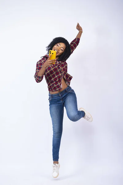 Vertikal Bild Glad Ung Afrikansk Kvinna Som Håller Sin Telefon — Stockfoto