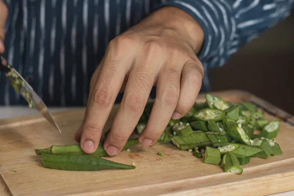 Een Close Van Hand Van Mens Snijden Okra — Stockfoto