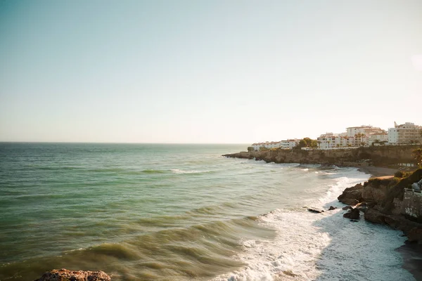 Oceano Ondulato Che Colpisce Rocce Nerja Malaga Spagna — Foto Stock