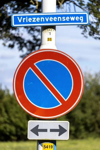 Vriezenveen オランダ 2020年8月6日 道路脇の道路標識に鮮やかな赤丸と青のコアを通る線は その地域に駐車することは禁止されています — ストック写真