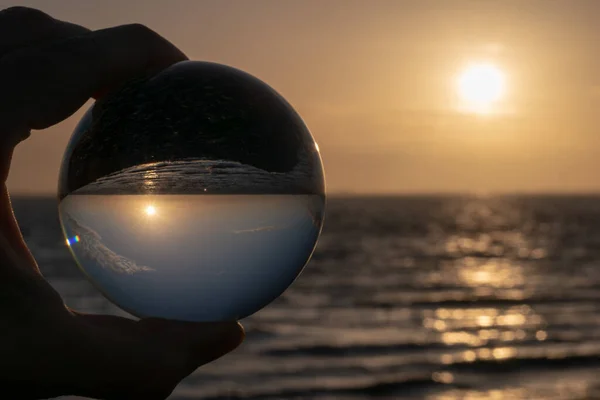 Primer Plano Una Persona Sosteniendo Una Esfera Transparente Durante Atardecer — Foto de Stock