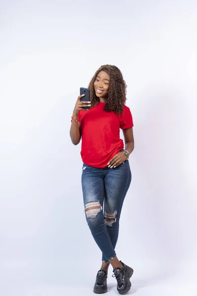 Disparo Vertical Una Joven Mujer Africana Bonita Mirando Teléfono Felizmente — Foto de Stock