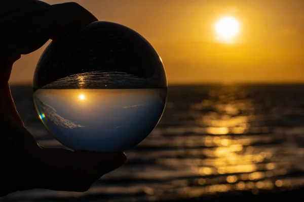 Primer Plano Hombre Sosteniendo Una Esfera Vidrio Frente Hermoso Mar — Foto de Stock