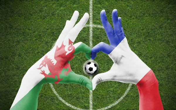Две Руки Человека Нарисованные Флагами Уэльса Франции Образуют Сердце Футбольным — стоковое фото