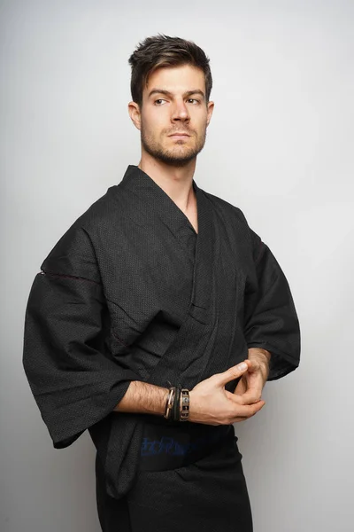 Tiro Vertical Macho Concentrado Com Seu Kimono Estilo Japonês — Fotografia de Stock