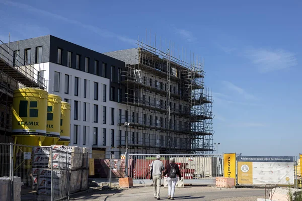 纽德兰 Zutphen 2020年7月30日 两个人走向一个项目开发建筑工地 在蓝天下拥有现代化的住房 周围都是建筑材料 — 图库照片