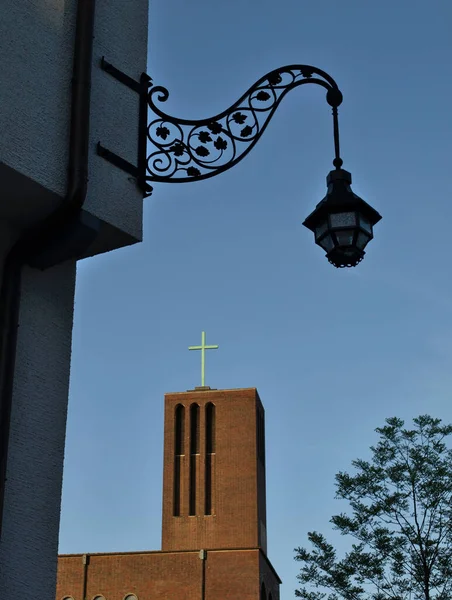 位于穆尔海姆市中心的圣玛丽教堂的垂直截图 前面有一盏灯 — 图库照片