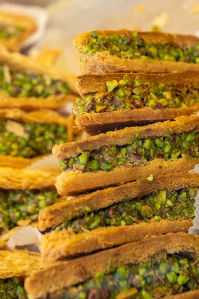 Una Toma Vertical Una Pila Postres Kadayif Tradicionales Turcos Horneados — Foto de Stock