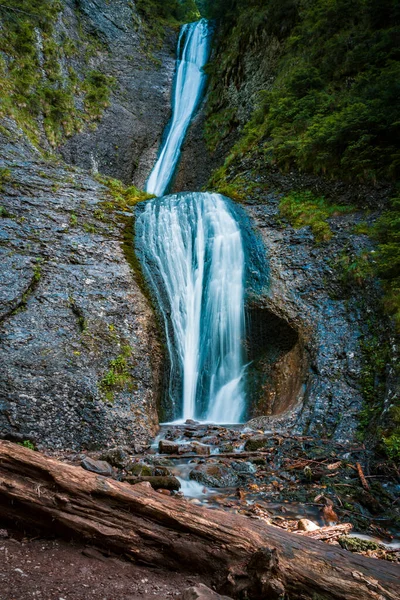 Eine Vertikale Aufnahme Eines Schönen Wasserfalls Einem Wald Rumänien — Stockfoto