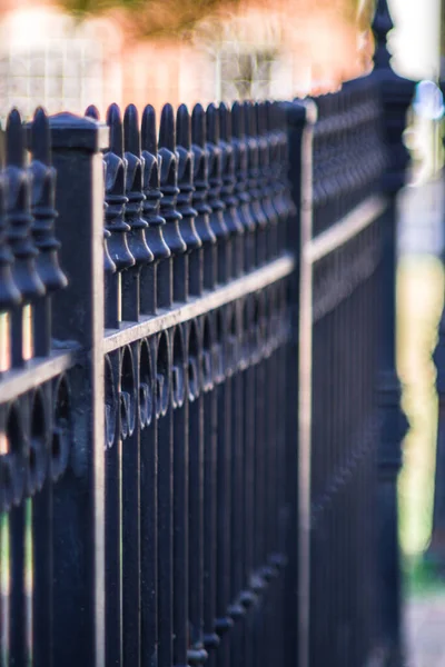 歩道の金属製フェンスの垂直閉鎖ショット — ストック写真