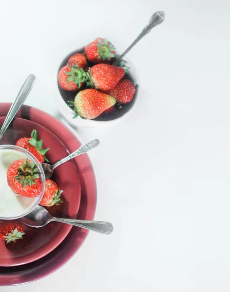 Een Verticaal Shot Van Aardbeien Kommen — Stockfoto