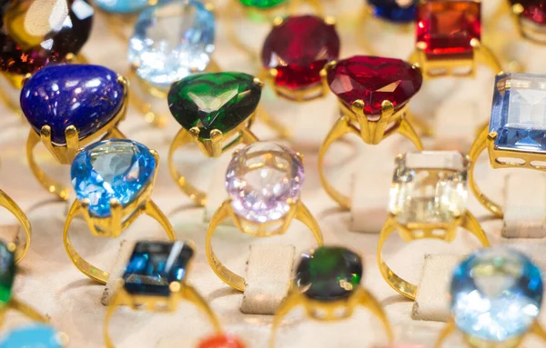 Detailní Záběr Zlatých Prstenů Barevnými Drahými Kameny — Stock fotografie