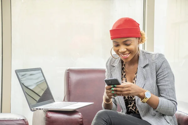 Een Jonge Zwarte Zakenvrouw Glimlachen Met Behulp Van Haar Mobiele — Stockfoto