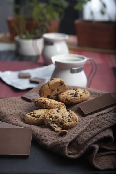 Eine Selektive Fokusaufnahme Von Leckeren Keksen Und Einer Tafel Schokolade — Stockfoto