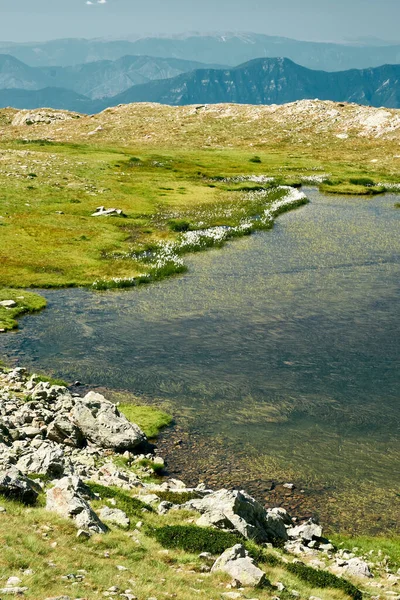 Una Hermosa Vista Del Paisaje Pequeño Lago Rodeado Montañas Valle — Foto de Stock
