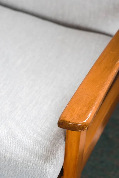 Primer Plano Del Brazo Madera Sillón Blanco — Foto de Stock