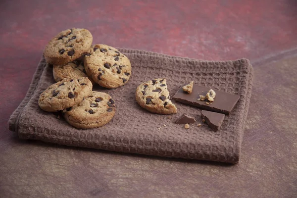 Primo Piano Biscotti Gustosi Una Tavoletta Cioccolato Asciugamano Marrone — Foto Stock