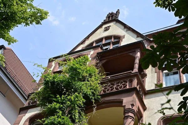 Plano Ángulo Bajo Una Hermosa Ciudad Con Arquitectura Tradicional —  Fotos de Stock