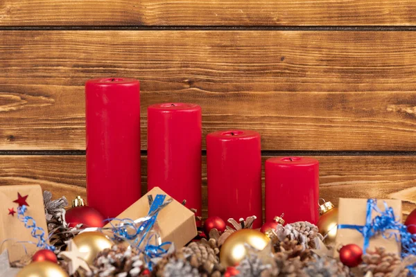 Une Rangée Bougies Rouges Avent Des Décorations Noël Devant Mur — Photo