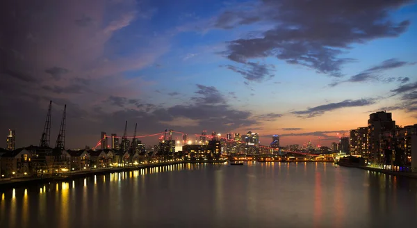Eine Wunderschöne Aufnahme Einer Atemberaubenden Stadtlandschaft Bei Sonnenuntergang — Stockfoto