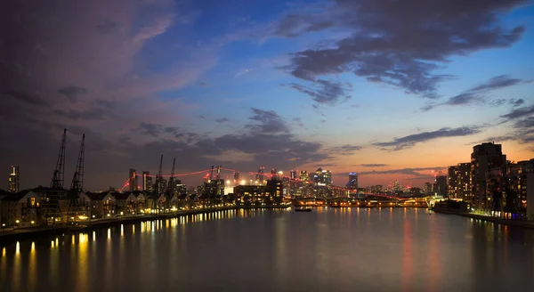 Een Prachtig Shot Van Een Verbazingwekkend Stadsgezicht Tijdens Een Zonsondergang — Stockfoto