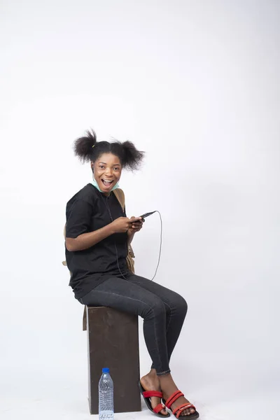 Африканская Женщина Маске Лица Челюстью Сидя Используя Свой Мобильный Телефон — стоковое фото