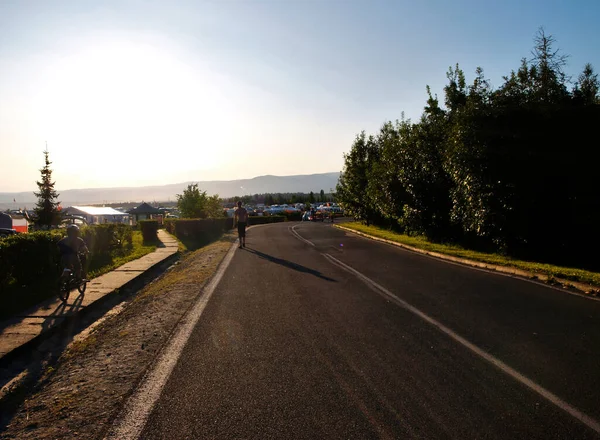 Дорога Мосте Чехия Большой Встрече Старинных Автомобилей Дневным Солнцем — стоковое фото