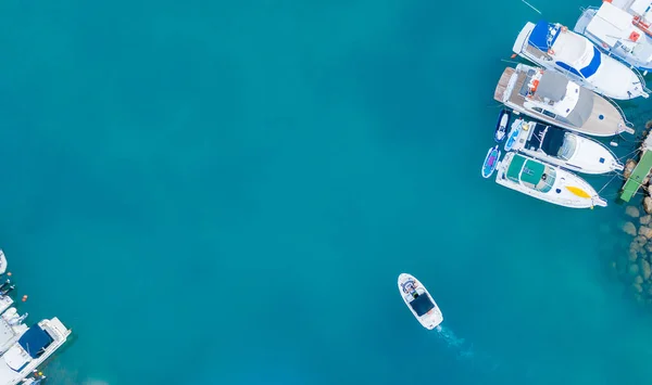 Een Luchtfoto Van Boten Zee Omringd Door Rotsen Onder Het — Stockfoto