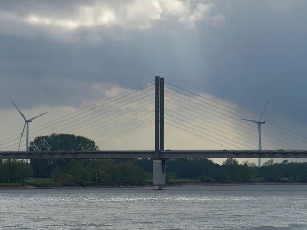 Een Brug Rijn Rees Twee Windmolens Achtergrond — Stockfoto