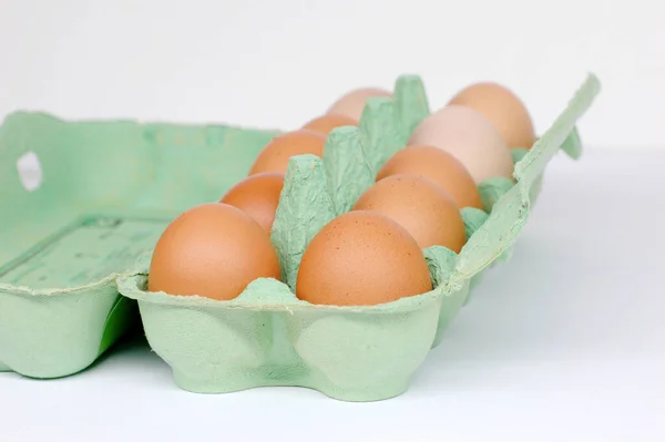白色背景上的一盒浅绿色的鸡蛋 — 图库照片
