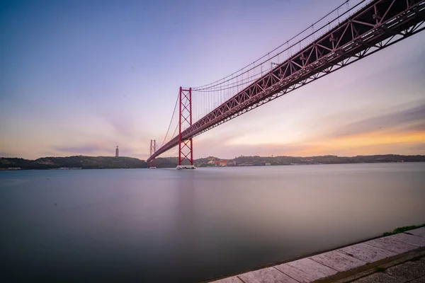 Lisboa Portal ポルトガル 2020年8月1日 Abril Bridgeの日没時に撮影された広範な長時間露光 — ストック写真