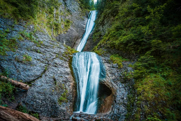 Uma Bela Foto Cachoeira Duruitoarea Parque Nacional Ceahlau Romênia — Fotografia de Stock