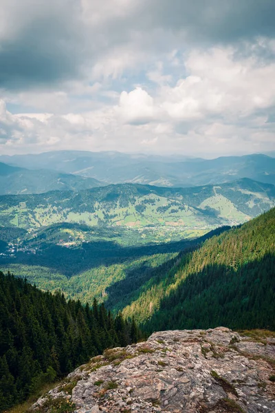 Гарний Зелений Гірський Пейзаж Великою Кількістю Дерев Під Хмарним Небом — стокове фото